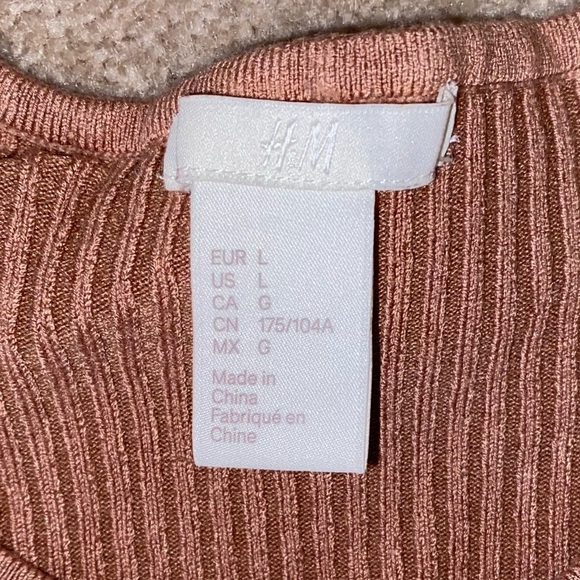 ribbed dress with cold shoulder - Picture 3 of 3